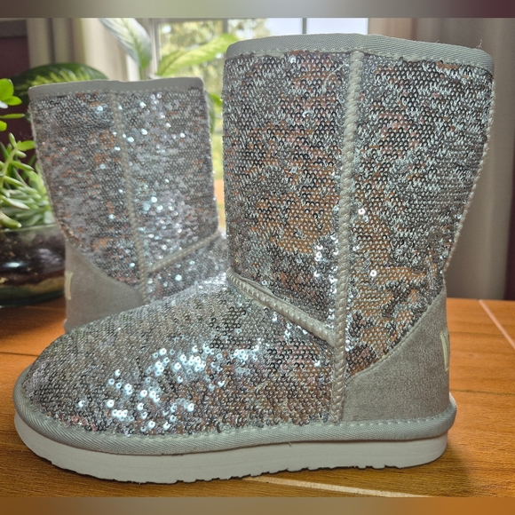 UGG Clsssic Short 'Cosmos Glitter - Sliver' Boots - Size‎ 7 - Picture 1 of 7